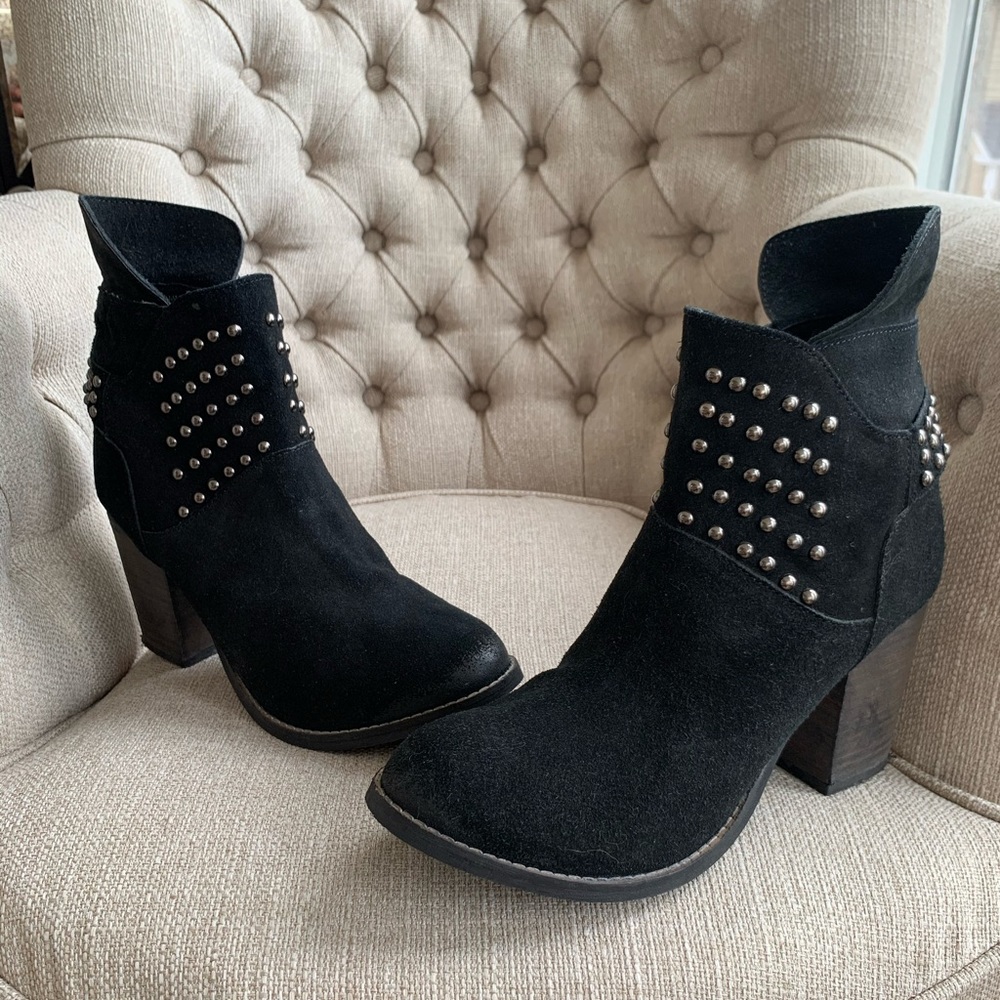 Women’s Suede Boots